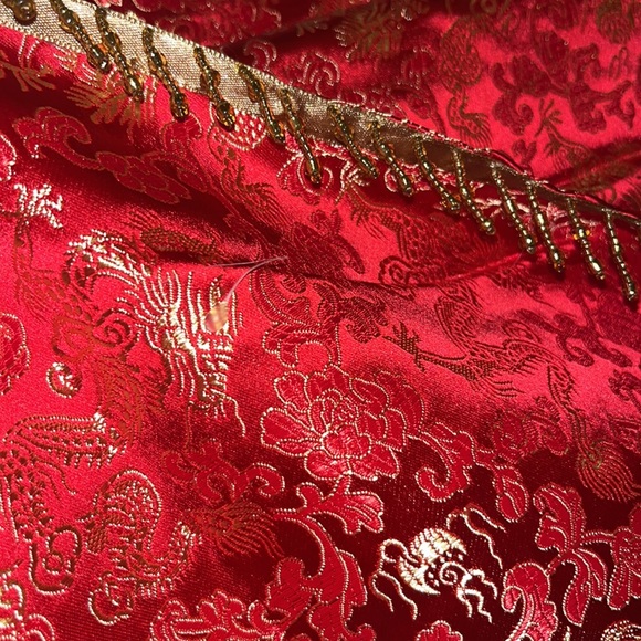 Gorgeous red brocade valance with gold dragons - Picture 4 of 4